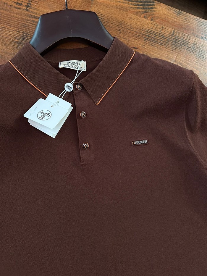Metal Logolu Yakalı T-Shirt