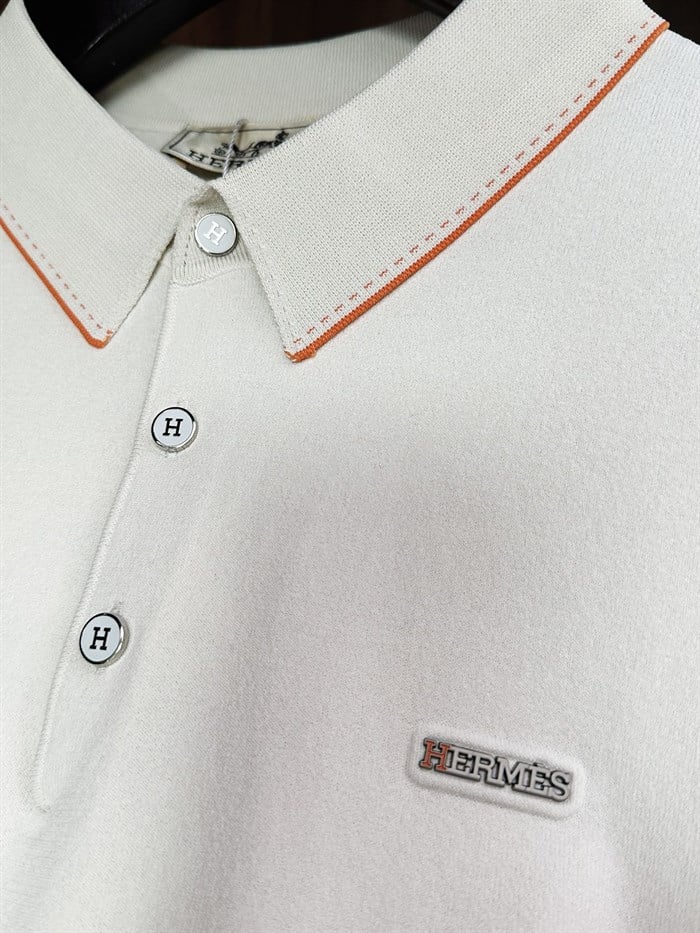 Metal Logolu Yakalı T-Shirt