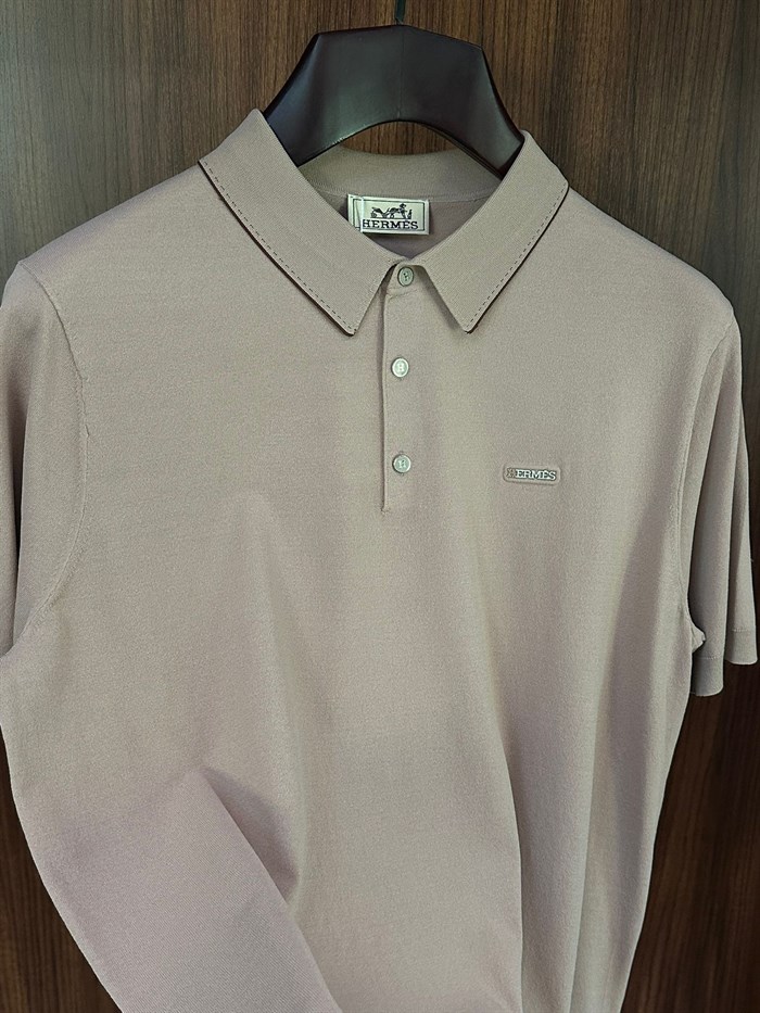 Metal Logolu Yakalı T-Shirt