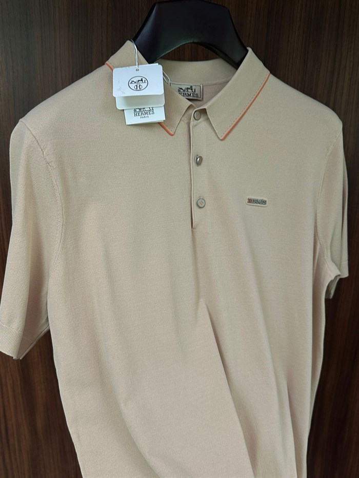 Metal Logolu Yakalı T-Shirt