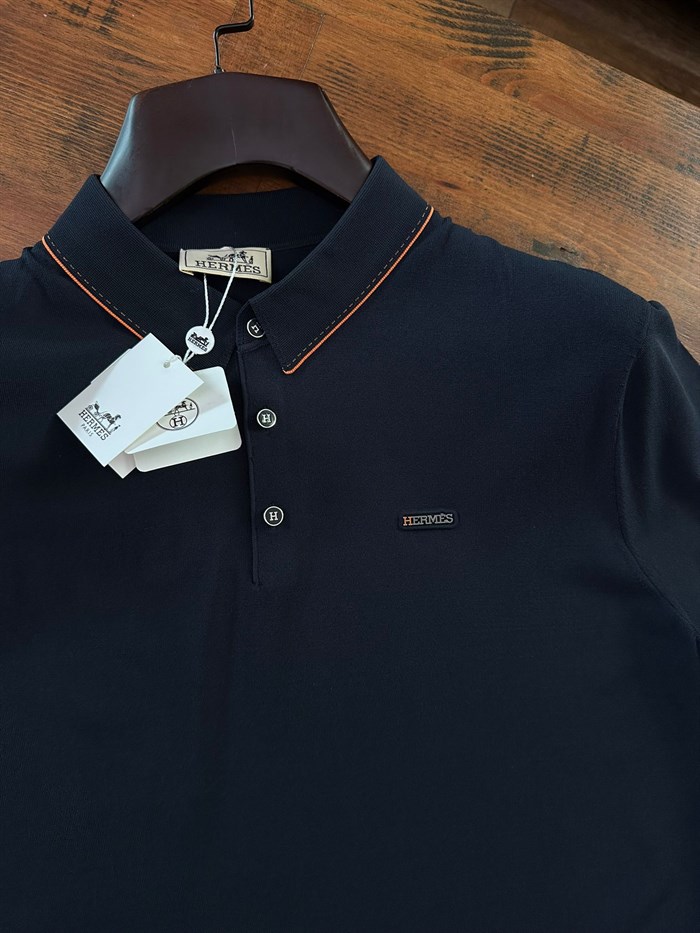 Metal Logolu Yakalı T-Shirt