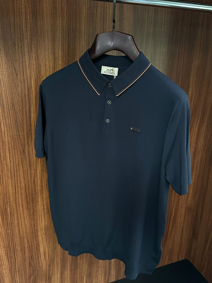Metal Logolu Yakalı T-Shirt