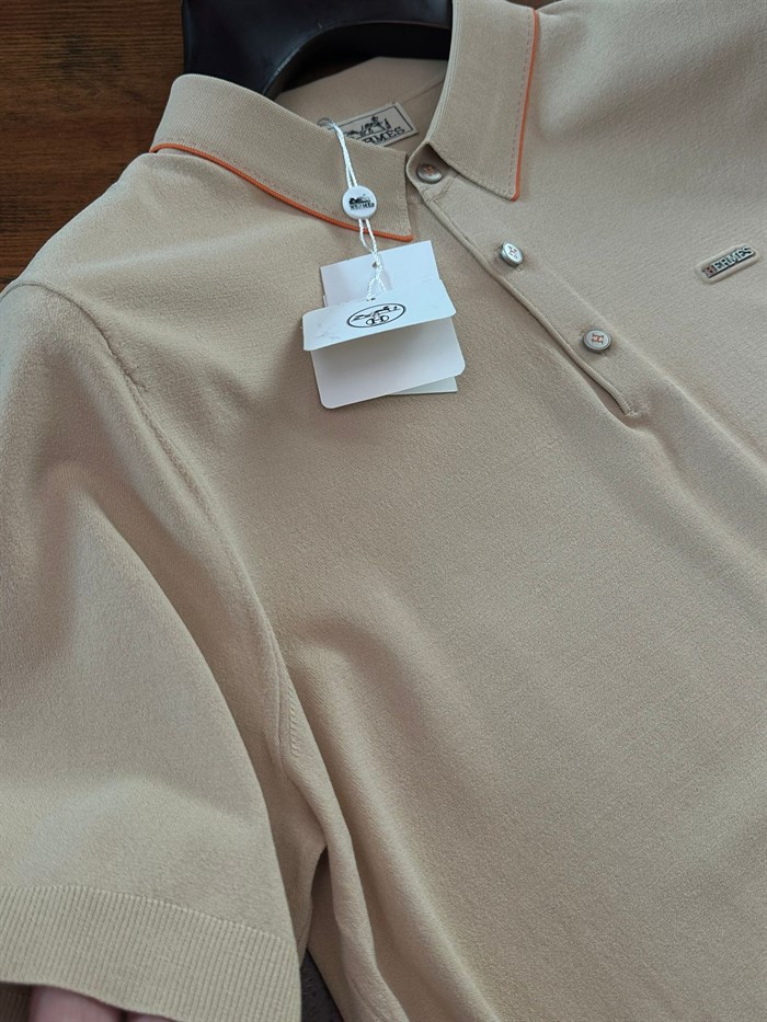 Metal Logolu Yakalı T-Shirt