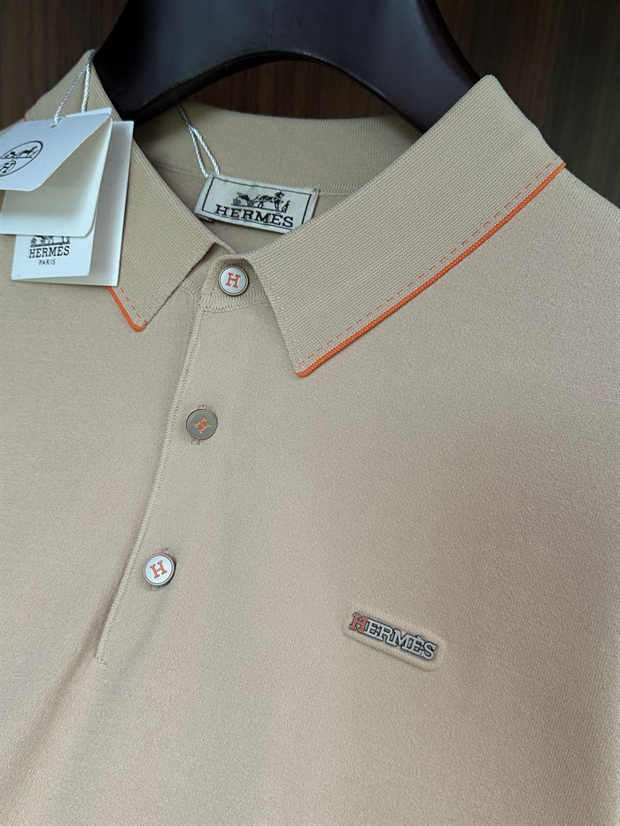 Metal Logolu Yakalı T-Shirt