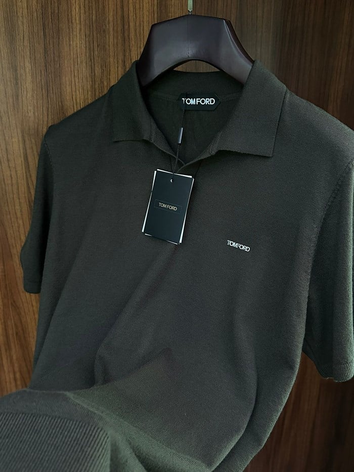 Metal Logolu Yakalı Triko T-Shirt
