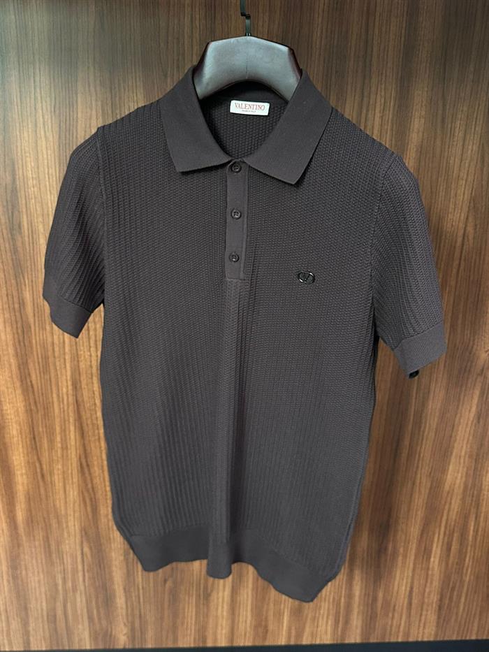 Metal Logolu Yakalı Triko T-Shirt