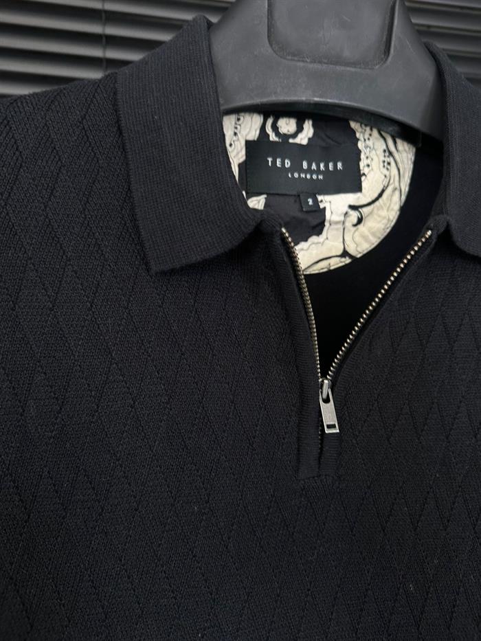 Desenli Triko Yakalı T-Shirt