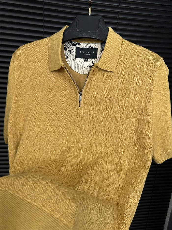 Desenli Triko Yakalı T-Shirt