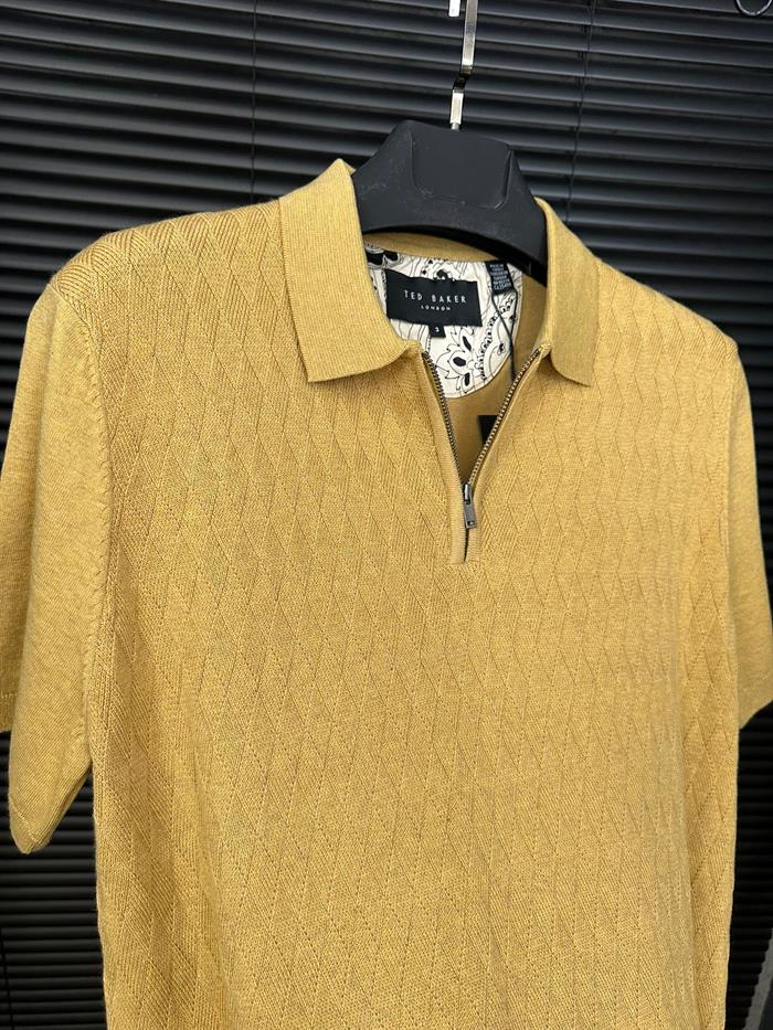 Desenli Triko Yakalı T-Shirt