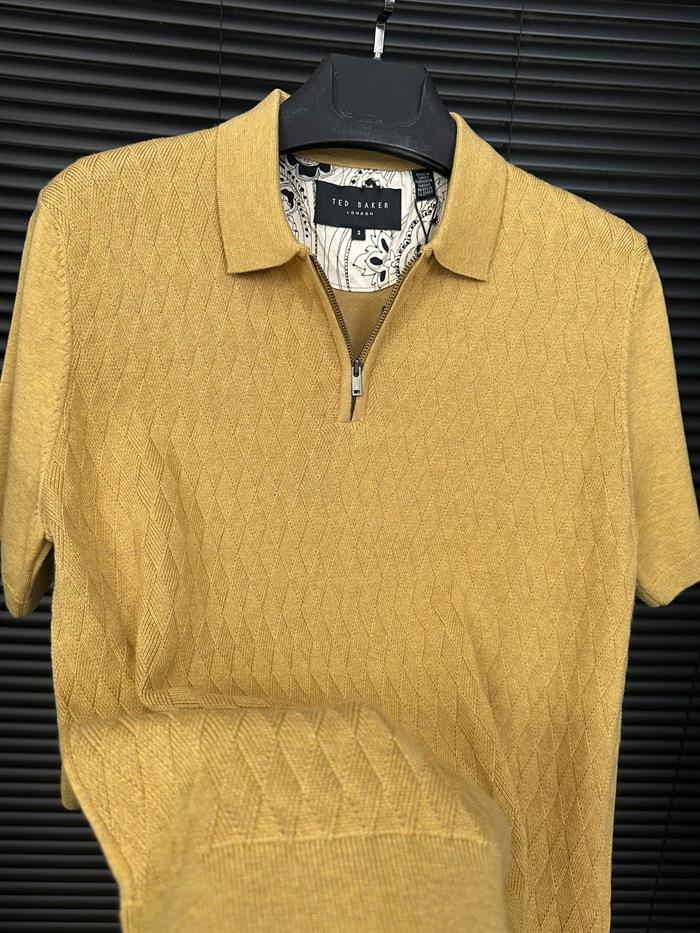 Desenli Triko Yakalı T-Shirt