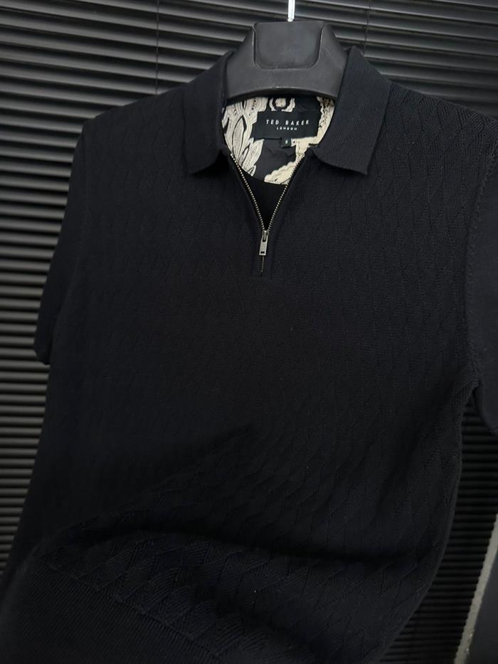 Desenli Triko Yakalı T-Shirt