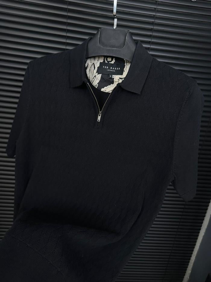 Desenli Triko Yakalı T-Shirt