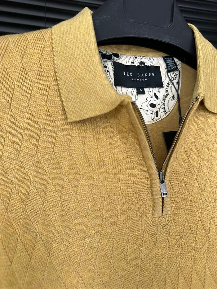 Desenli Triko Yakalı T-Shirt