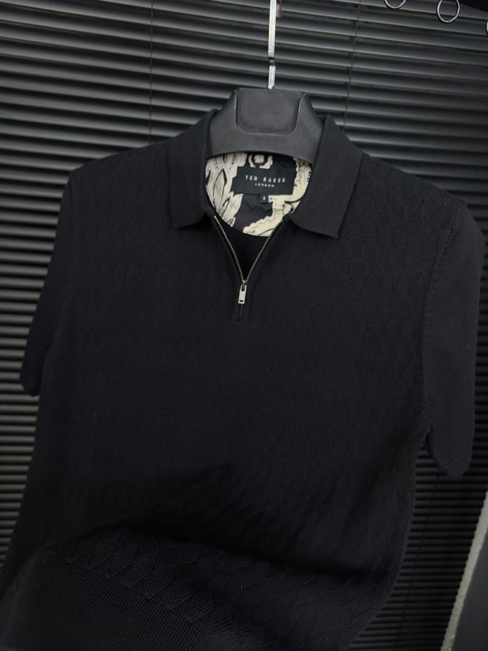 Desenli Triko Yakalı T-Shirt