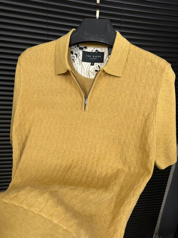 Desenli Triko Yakalı T-Shirt