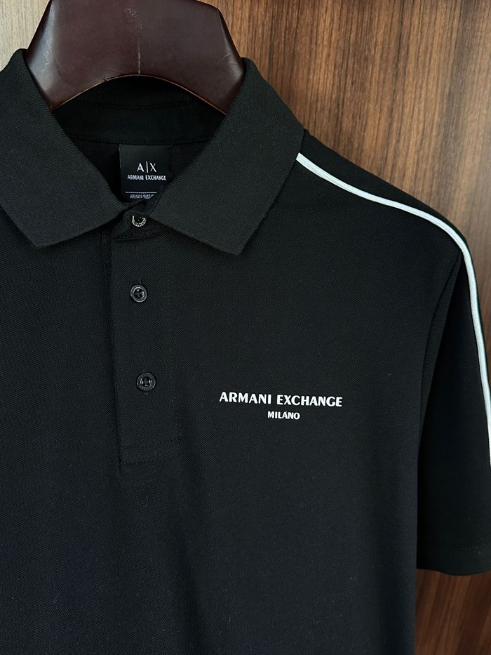 Göğüs Marka Yazılı Yakalı T-Shirt
