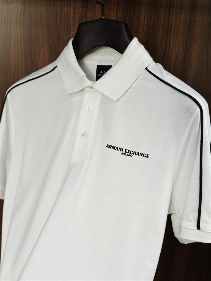 Göğüs Marka Yazılı Yakalı T-Shirt