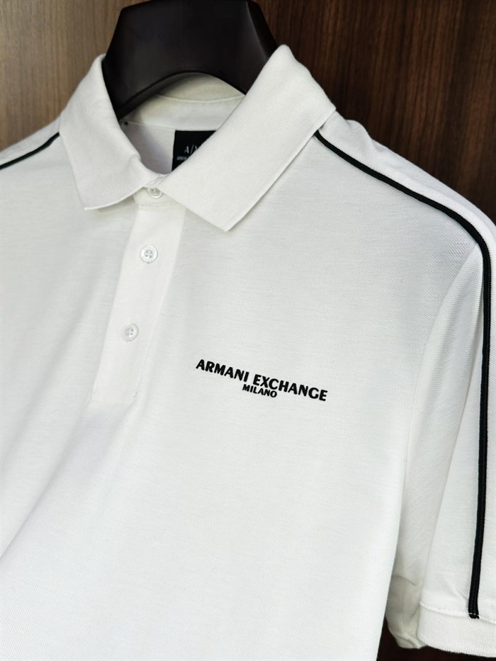 Göğüs Marka Yazılı Yakalı T-Shirt