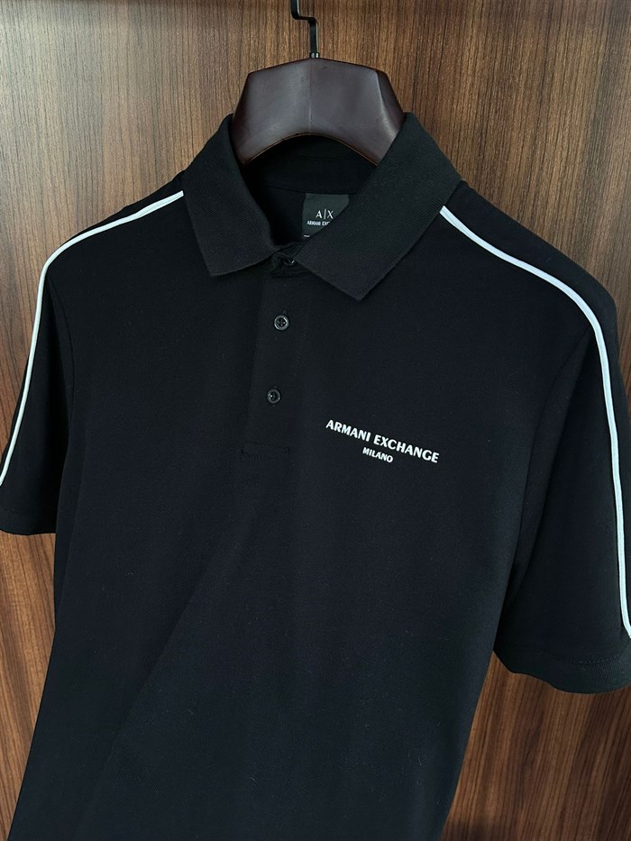 Göğüs Marka Yazılı Yakalı T-Shirt