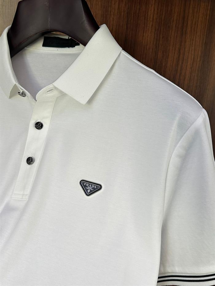 Metal Logolu Yakalı T-Shirt