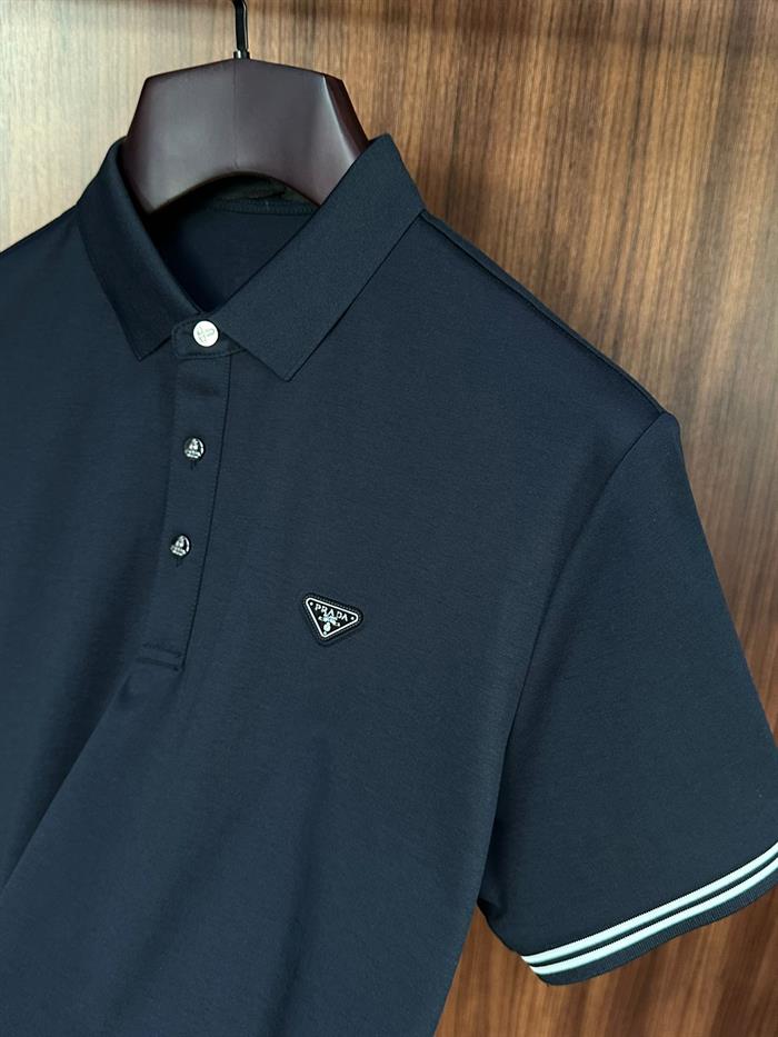 Metal Logolu Yakalı T-Shirt