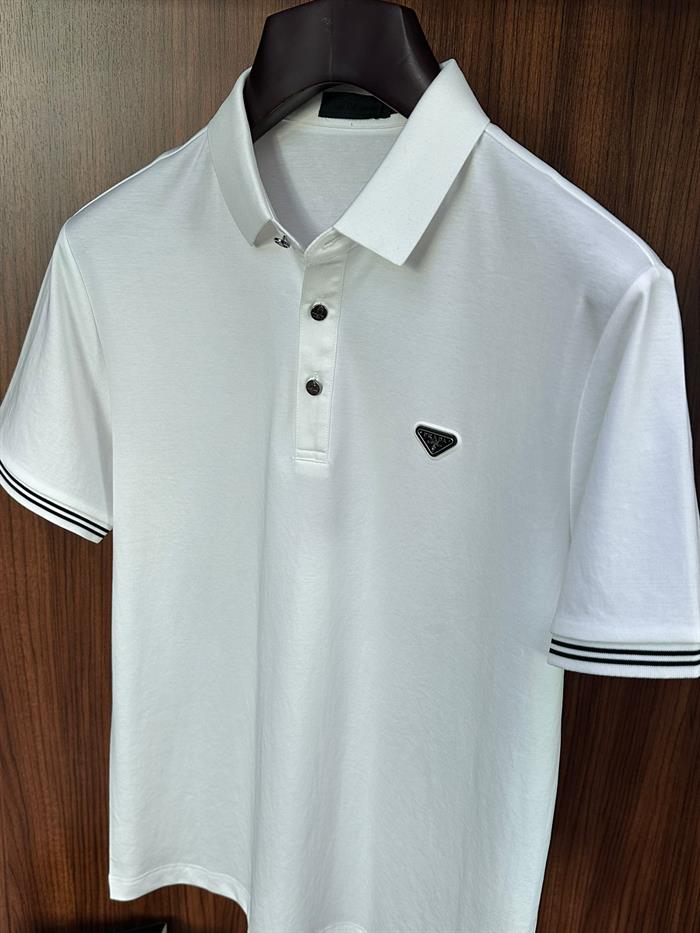 Metal Logolu Yakalı T-Shirt
