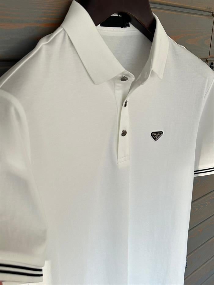 Metal Logolu Yakalı T-Shirt
