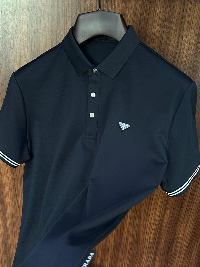 Metal Logolu Yakalı T-Shirt