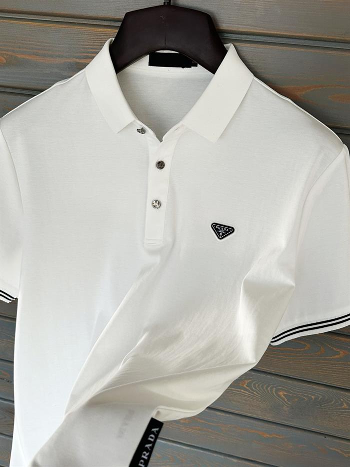 Metal Logolu Yakalı T-Shirt