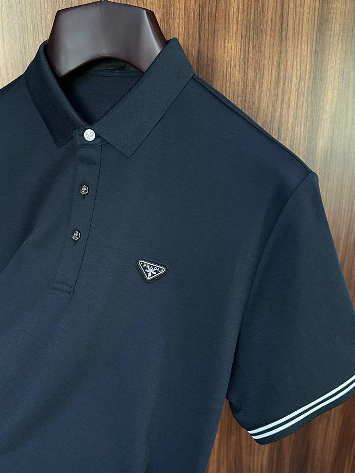 Metal Logolu Yakalı T-Shirt