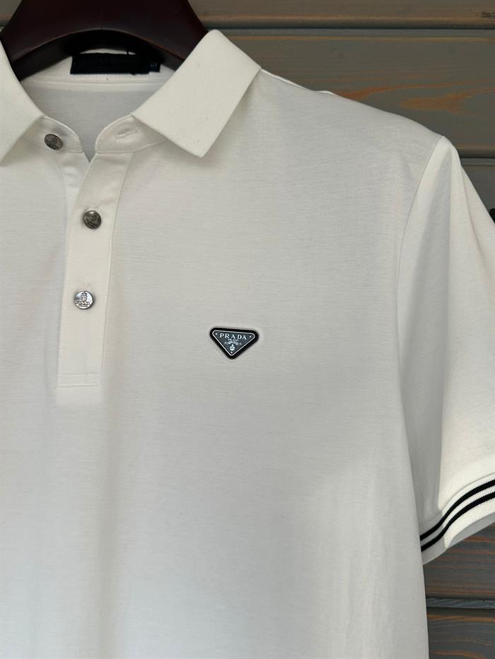 Metal Logolu Yakalı T-Shirt