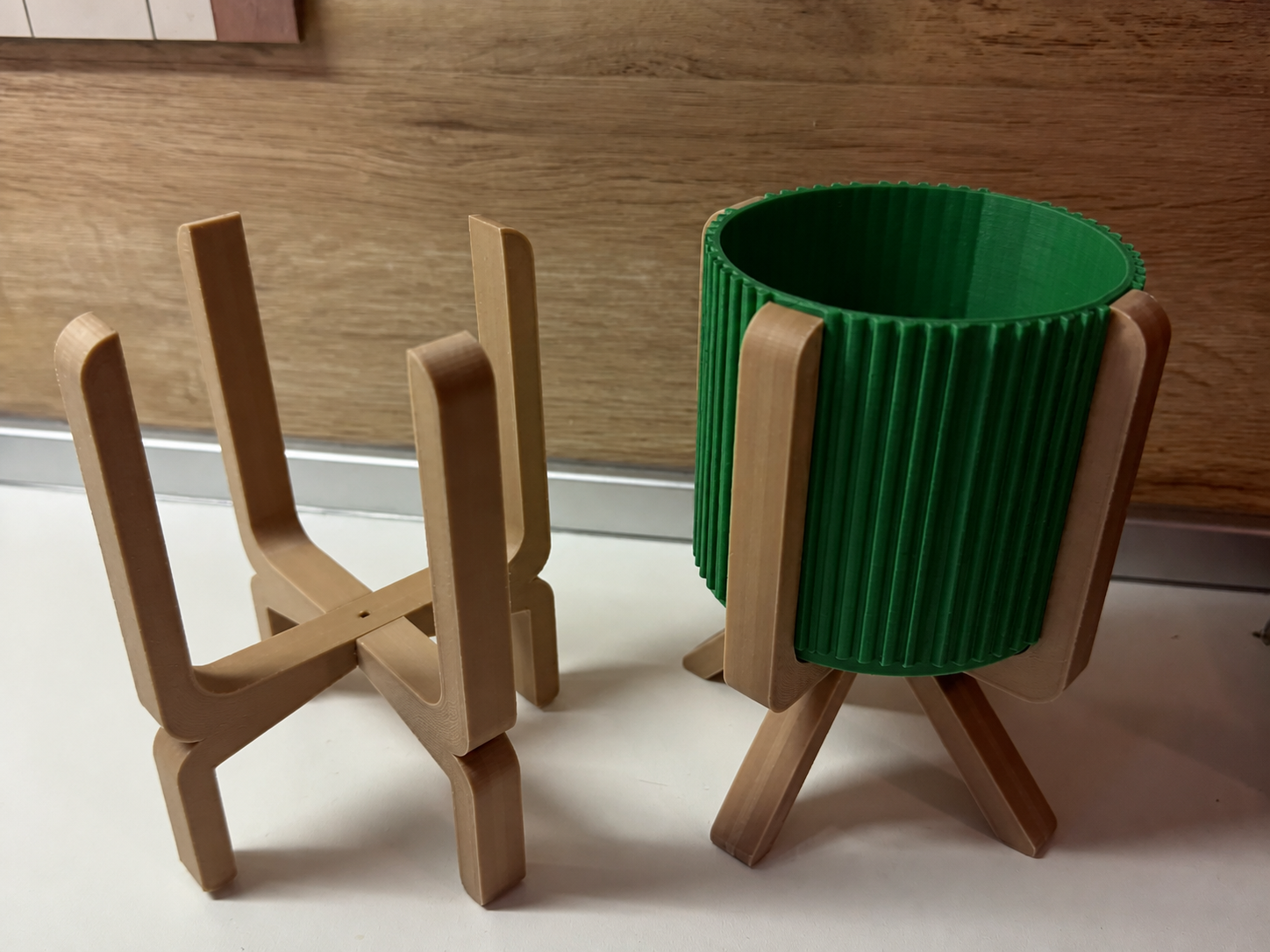 3D Baskı Ayaklı Çizgili Saksı - Bej Standlı Dekoratif Saksı - Yeşil