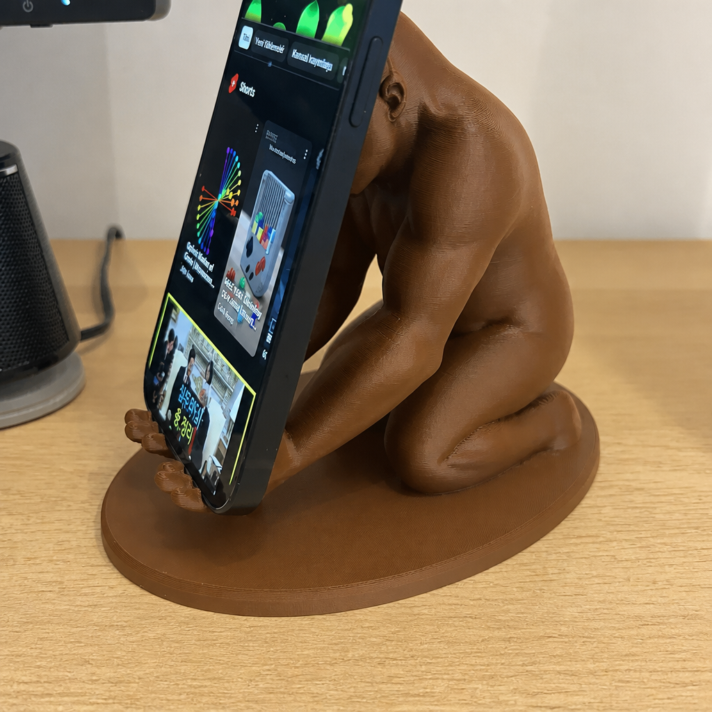 3D Baskı Goril Telefon Tutucu - Kaslı Goril Masaüstü Telefon Standı-Kahverengi