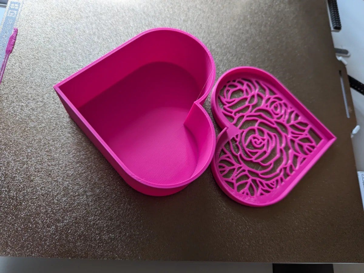 3D Baskı Gül Desenli Kalp Şeklinde Hediye Kutusu Oyma Güllü Kapaklı Kalp Kutu Takı ve Sürpriz Kutusu - Pembe