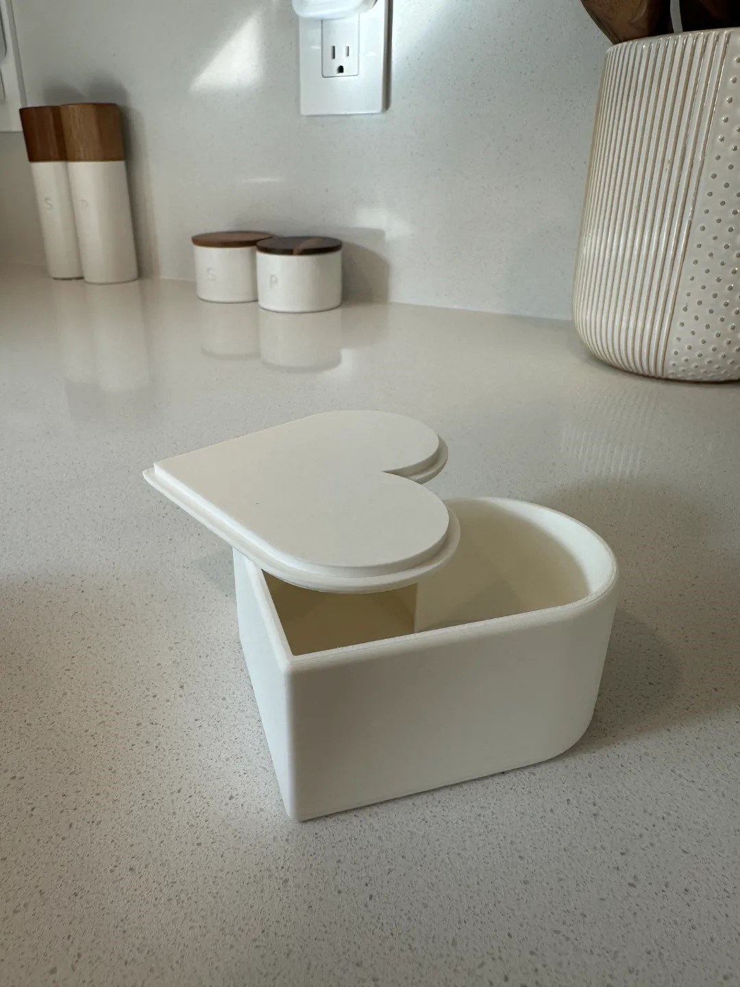 3D Baskı Kalp Şeklinde Kapaklı Saklama Kutusu Yuvarlak Hatlı Mini Hediye Kutusu Beyaz