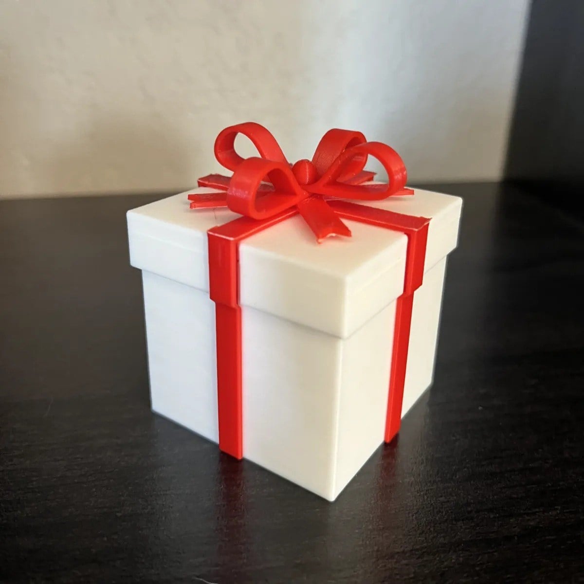 3D Baskı Kapağı Açılabilir Hediye Kutusu Kurdele Detaylı Mini Sürpriz Kutusu Beyaz Kırmızı
