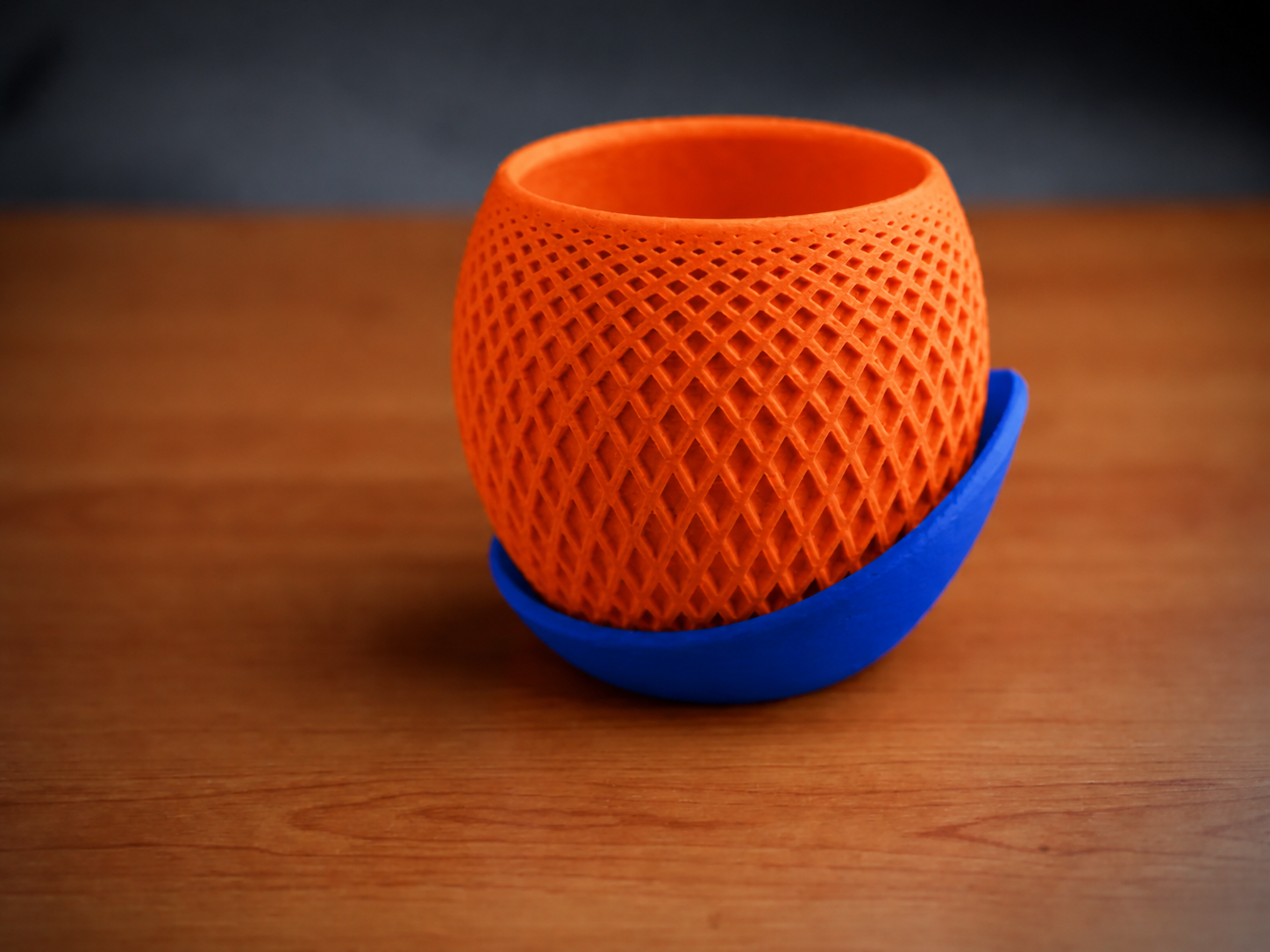 3D Baskı Küre Saksı - Kafes Dokulu İki Parçalı Dekoratif Saksı - Turuncu-Mavi