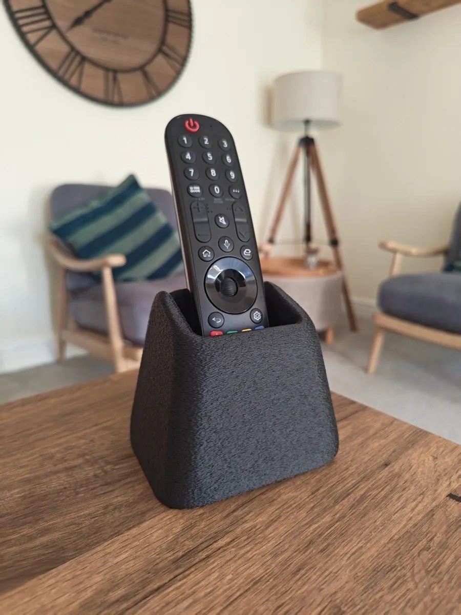 3D Baskı Tek Kumandalık Kumanda Standı Masa Üstü Kumanda Tutucu Dokulu Mat Siyah