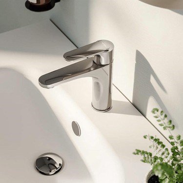 Krom Renkli Lavabo Bataryası ile Modern Banyo