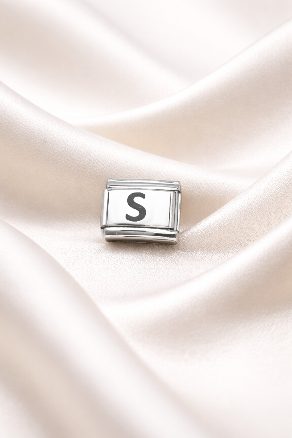 S Harfli Charm – Paslanmaz Çelik, Kişiye Özel Harfli Bileklik Aksesuarı