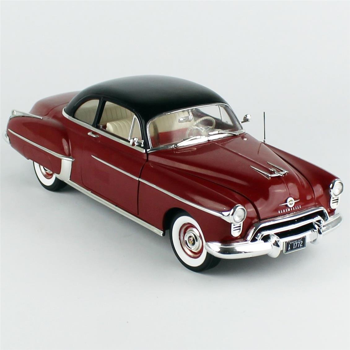 AutoWorld AMM1304 1/18 Ölçek, 1950 Oldsmobile 88 Holiday Coupe, Chariot Red, Sergilemeye Hazır Metal Araba Modeli