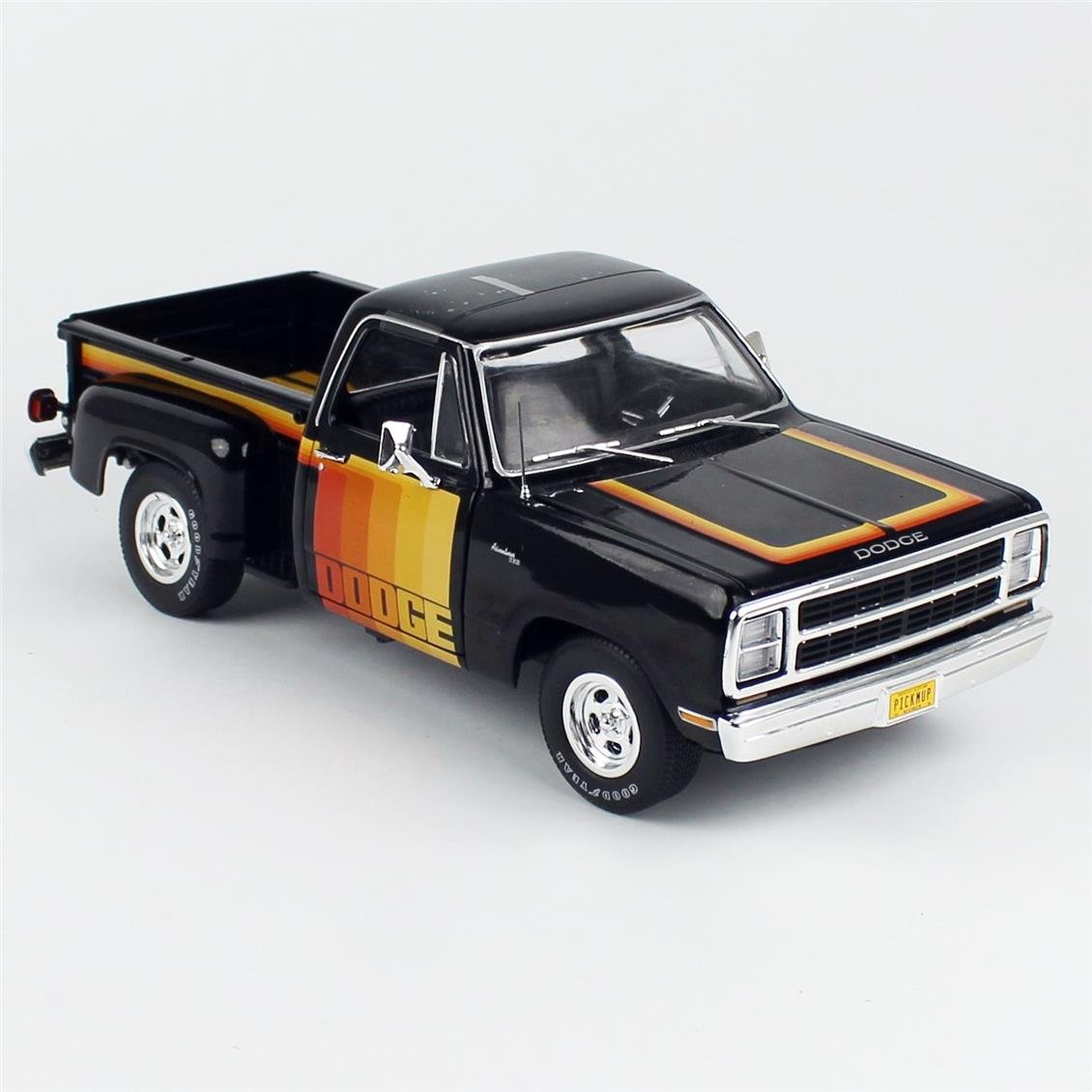 AutoWorld AW291 1/18 Ölçek, 1980 Dodge D150 Pick-M-Up Utiline Kamyonet, Siyah ve Desenli çıkartmalı, Sergilemeye Hazır Metal Ar