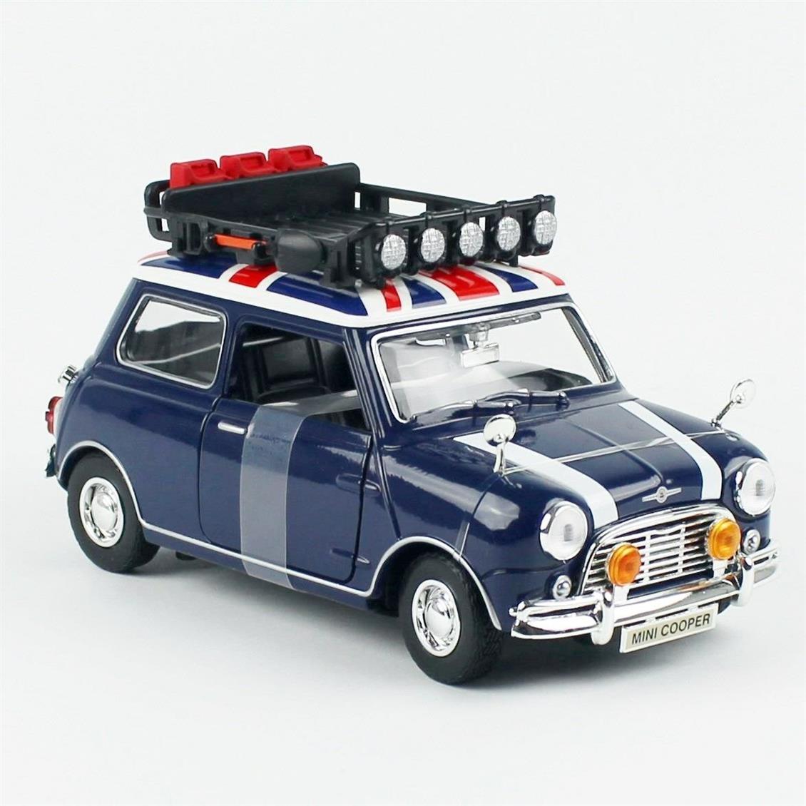 Motormax 79741 1/18 Ölçek Classic Mini Cooper, Tavan Bagajlı, Mavi/Beyaz/Kırmızı, Sergilemeye Hazır Metal Treyler Dorsesi Modeli