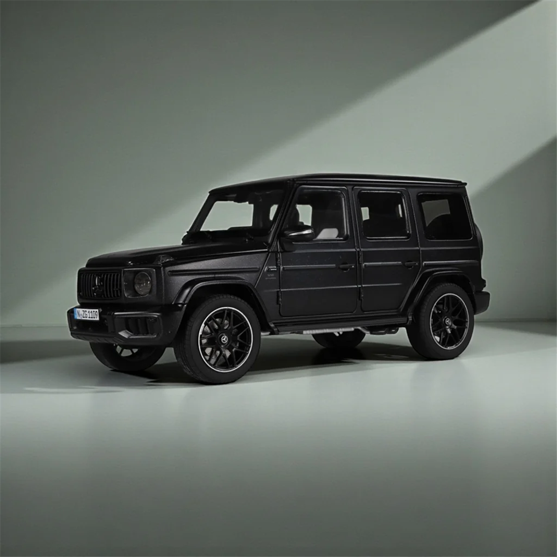 NZG 1109/52 1/18 Ölçek, Mercedes-AMG G 63 4x4 Arazi Aracı, Gece Siyahı, Sergilemeye Hazır Metal Model