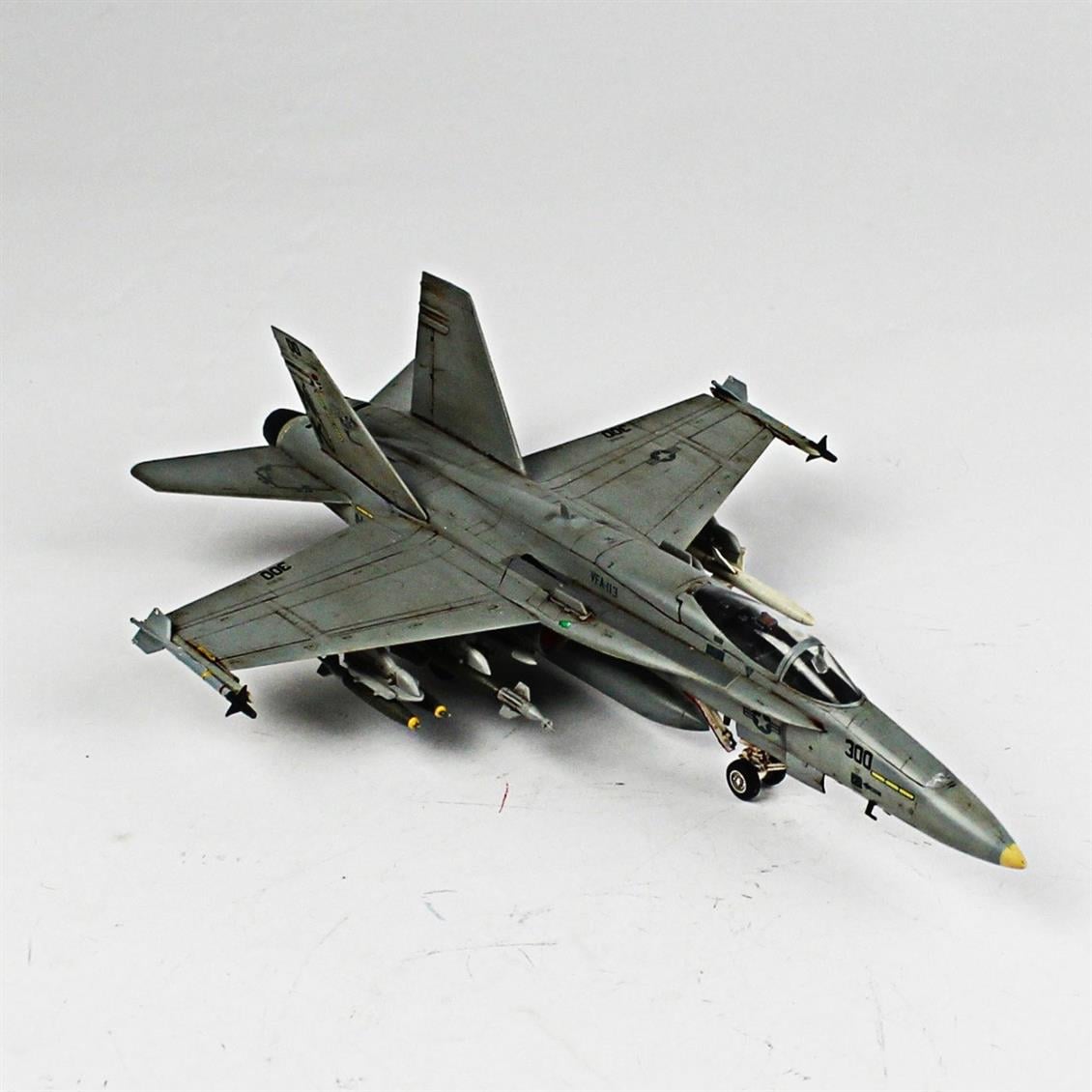 QD006 1/72 F-18C Hornet Sergilemeye Hazır Plastik Uçak Maketi