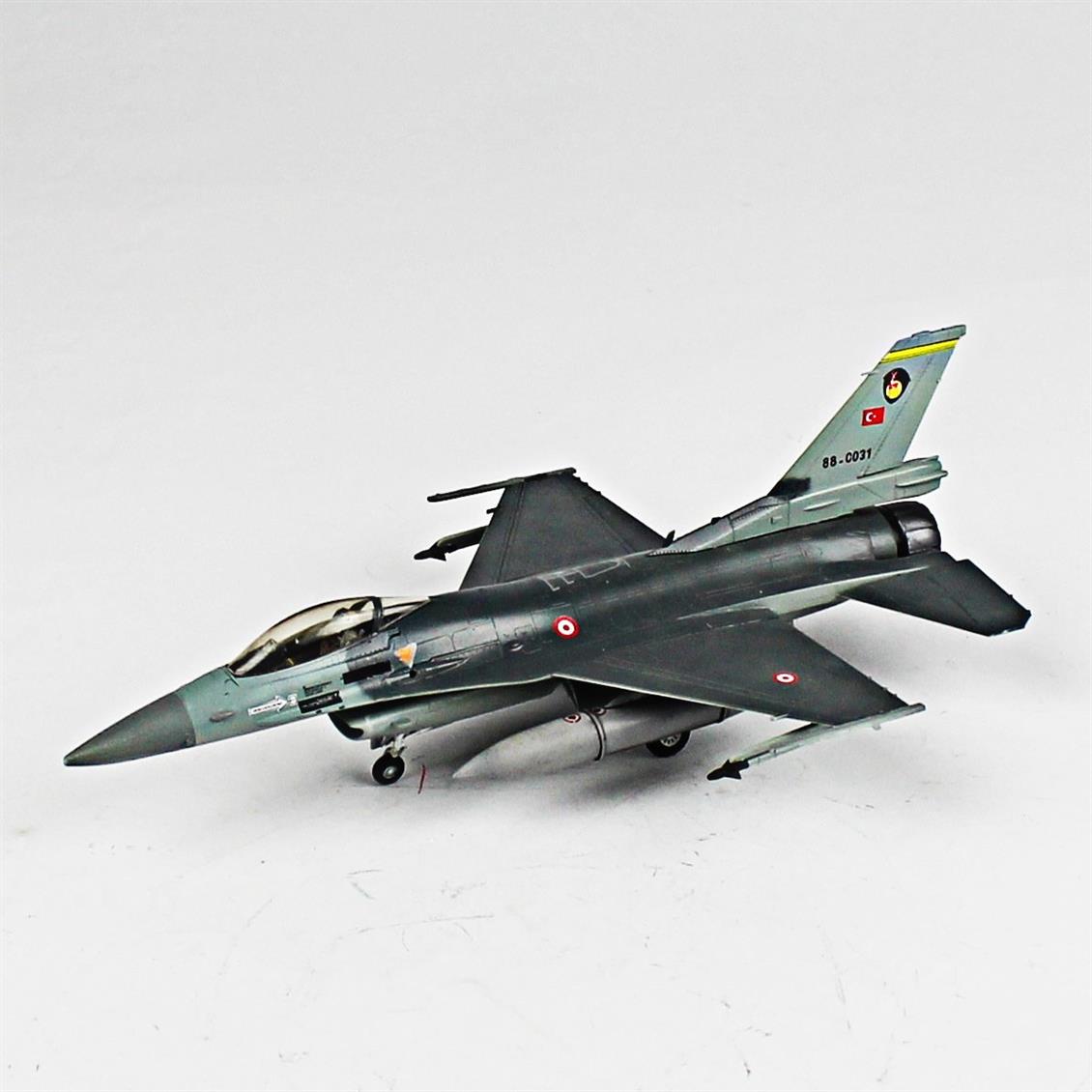 QD012 1/72 F-16C B40 Fighting Falcon Sergilemeye Hazır Plastik Uçak Maketi