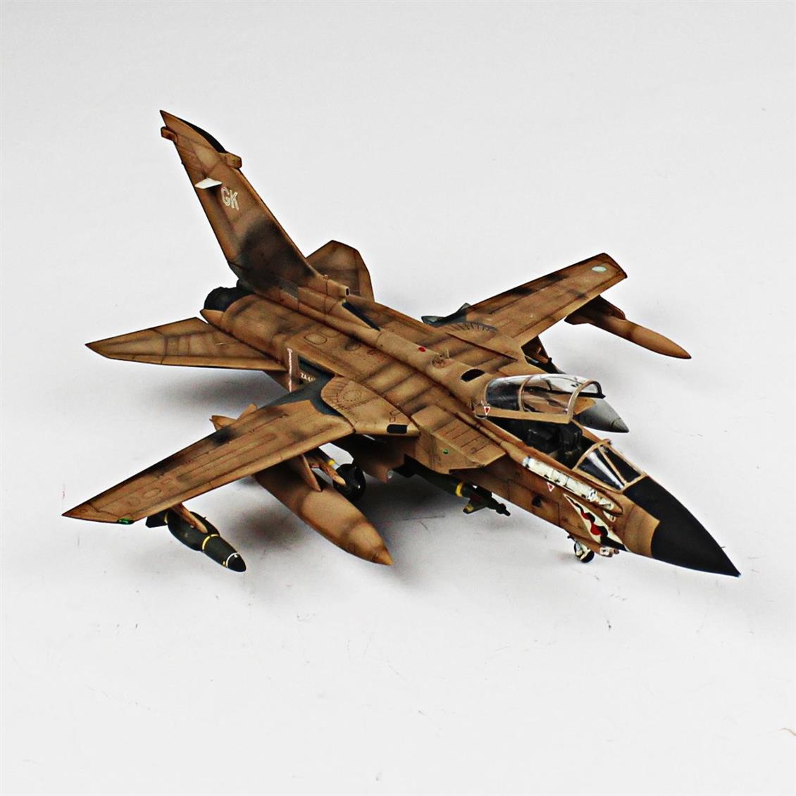 QD021 1/72 Tornado Gr.1 Sergilemeye Hazır Plastik Uçak Maketi