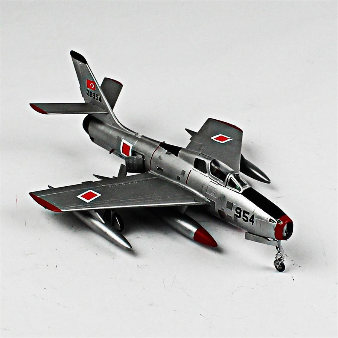 QD054 1/72 F-84F Thunderstreak Sergilemeye Hazır Plastik Uçak Maketi