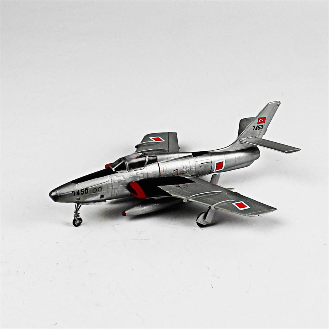 QD065 1/72 RF-84F Thunderflash Sergilemeye Hazır Plastik Uçak Maketi