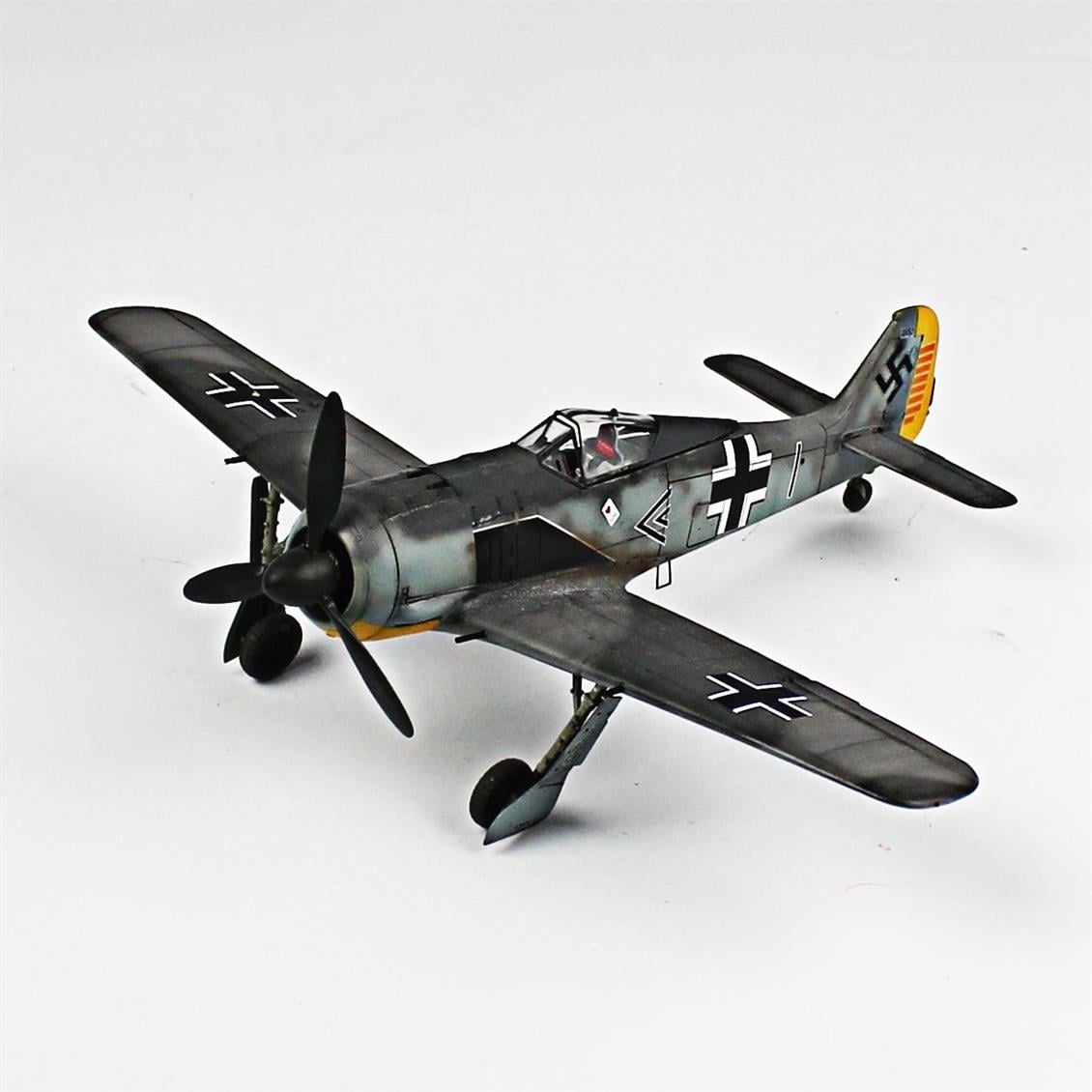 QD100 1/48 Focke-Wulf 190 A Sergilemeye Hazır Plastik Uçak Maketi